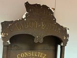 a wooden sign that says constiliez bottin on it