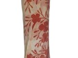 un vase rouge et blanc posé sur une surface blanche
