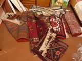 un tas de tapis par terre dans une pièce