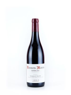 la bouteille de vin rouge est posée sur une surface blanche