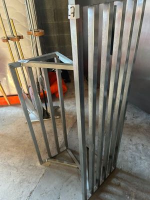 une image représentant un portail métallique dans un bâtiment