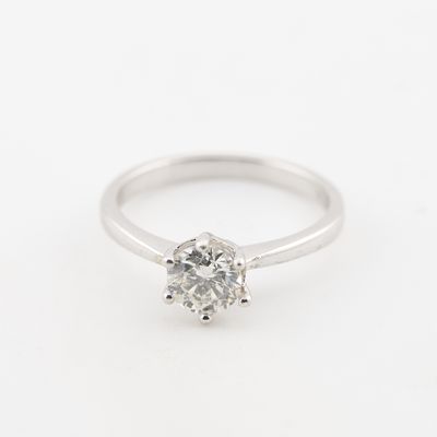 bague de fiançailles en or blanc ornée d'un diamant rond de taille brillant