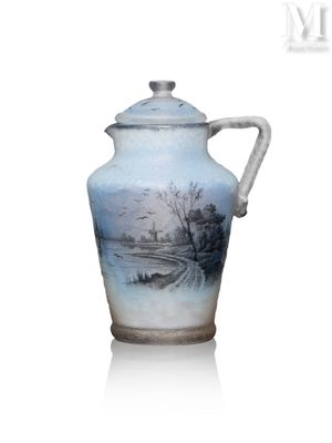 un vase bleu et blanc orné d'une peinture représentant un paysage
