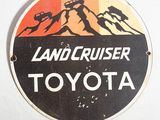 une pancarte portant l'inscription « Land Cruiser Toyota » sur le côté d'un mur blanc