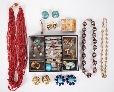 une collection de bijoux variés, comprenant notamment des bagues, des bracelets et des colliers