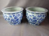 paire de vases bleus et blancs à motifs floraux