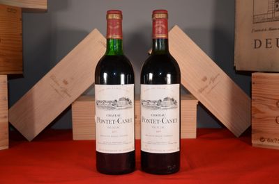 deux bouteilles de vin posées l'une à côté de l'autre sur une table