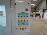 une machine qui se trouve à l'intérieur d'un bâtiment