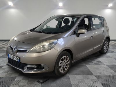 la voiture argentée est garée sur un sol en damier dans le garage