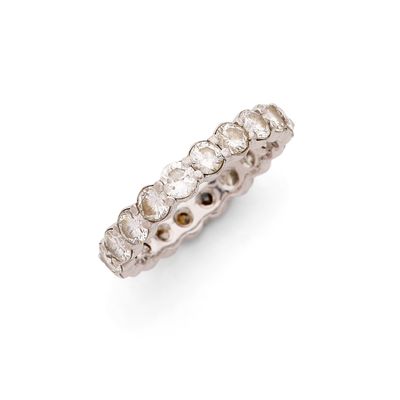 une bague en diamant et or blanc