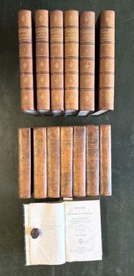 plusieurs vieux livres sont empilés sur une table