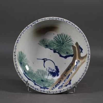 JAPON. COUPE en porcelaine émaillée à décor de grue.