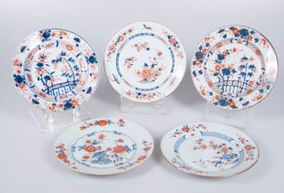 trois assiettes chinoises ornées de motifs floraux sur fond blanc