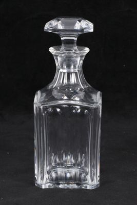 carafe en verre transparent sur fond noir, avec un fond noir