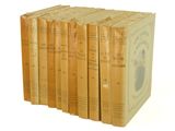 six livres empilés les uns sur les autres sur une surface blanche
