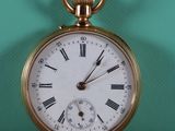 une montre de poche en or avec des chiffres romains sur le cadran