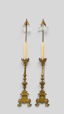 paire de bougeoirs anciens en laiton ornés de fleurs en verre transparent