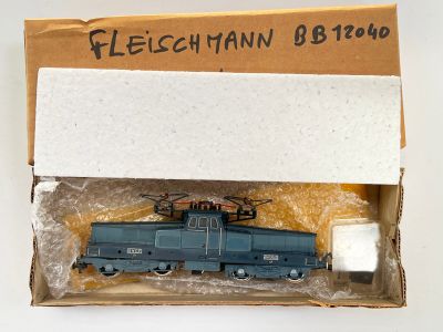 une boîte contenant un petit train, posée sur une table