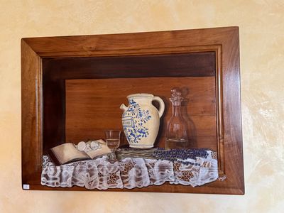 une étagère sur laquelle se trouvent un vase et d'autres objets