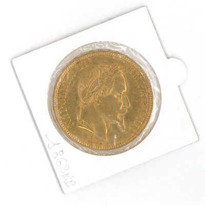 une pièce d'or avec l'image d'une femme dessus