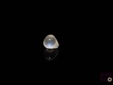 un gros plan d'une lumière blanche éclairant une surface noire