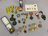 de nombreuses médailles militaires posées sur une table