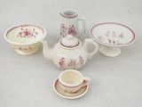 trois tasses et une théière posées sur une table