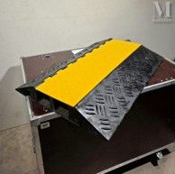 une boîte noire surmontée d'une bande jaune