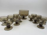 un groupe de verres posés sur une table