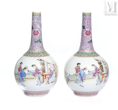 paire de vases chinois ornés de femmes et de fleurs sur fond blanc