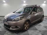 la voiture grise est garée sur un sol en damier dans le garage