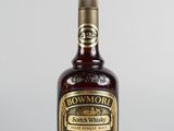 Une bouteille de whisky écossais Bowmore sur fond blanc