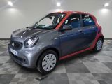 une photo d'une Smart dans un showroom