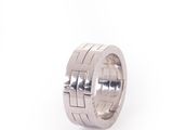 gros plan d'une bague en argent sur fond blanc