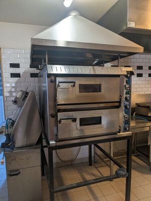 une image d'une cuisine commerciale avec une cuisinière et un four