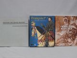 trois livres posés sur une surface blanche, sur fond blanc