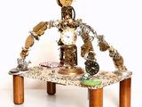 une petite table surmontée d'une horloge