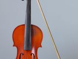 un violon posé sur une table, à côté d'un archet