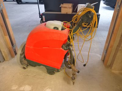 a machine that is sitting on the floor in the garage