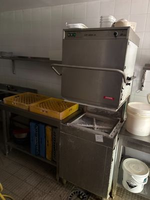 une cuisine avec un évier et une cuisinière