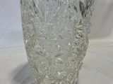 un vase en verre posé sur une table