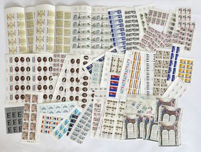 beaucoup de timbres et d'autocollants sur une surface blanche