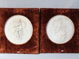 paire de reliefs anciens en plâtre représentant des chérubins, montés sur velours