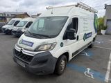une camionnette blanche garée dans un parking