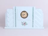 une horloge posée sur une table
