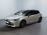 La Toyota Corolla est garée dans une pièce blanche