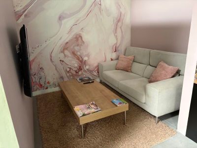 un salon avec un canapé et une table basse