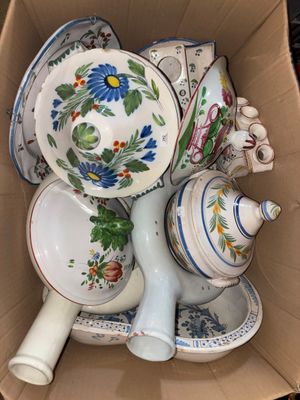 une boîte en carton remplie de divers plats et tasses