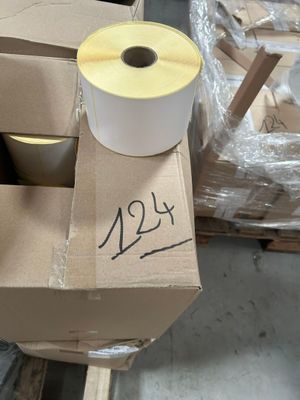 une boîte sur laquelle est posé un rouleau de ruban adhésif et une boîte sur laquelle est posé un rouleau de ruban adhésif