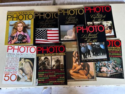 beaucoup de magazines posés sur une table, avec des photos dessus